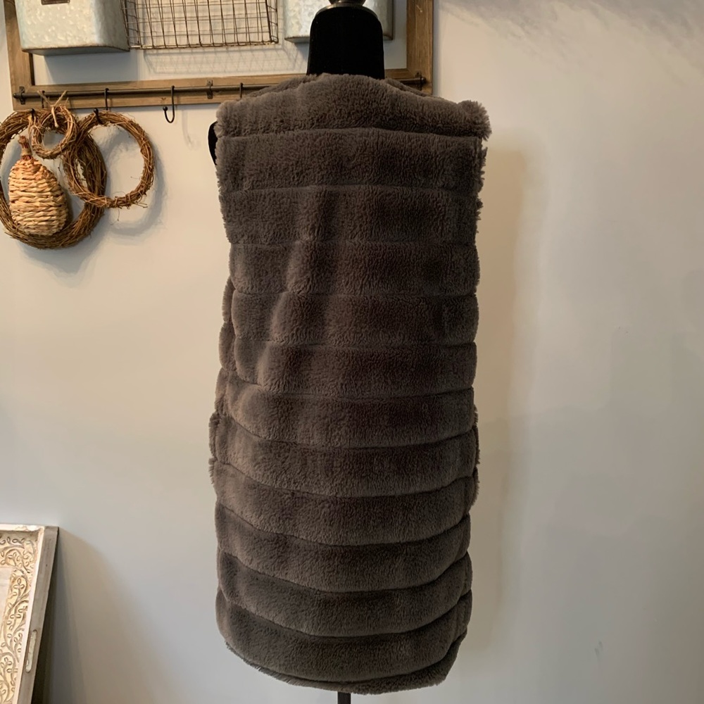 GUESS Faux Fur long vest. - Picture 2 of 4